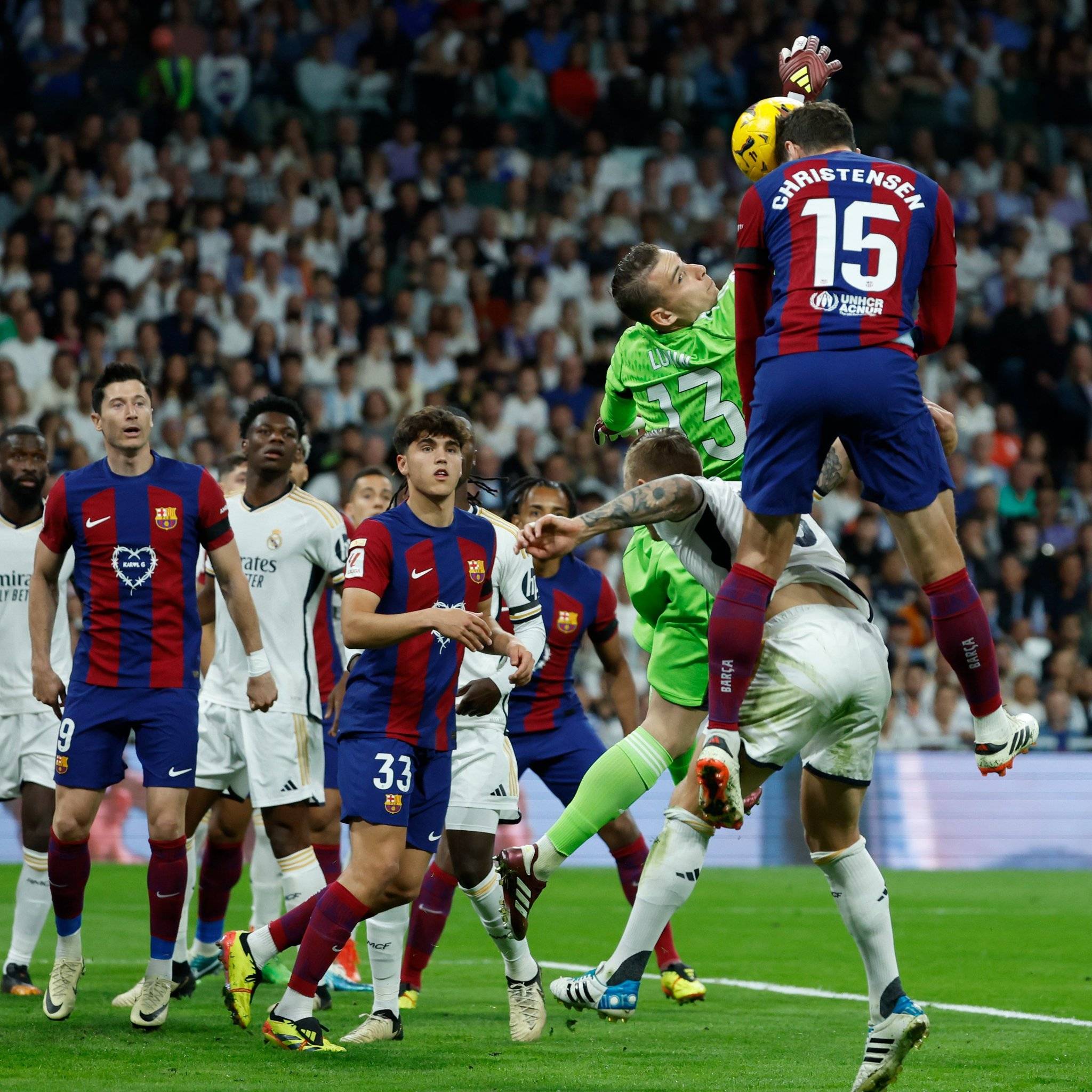 华体会app-曼联绝杀巴萨，莫德里奇乌龙送礼德甲的简单介绍  第2张