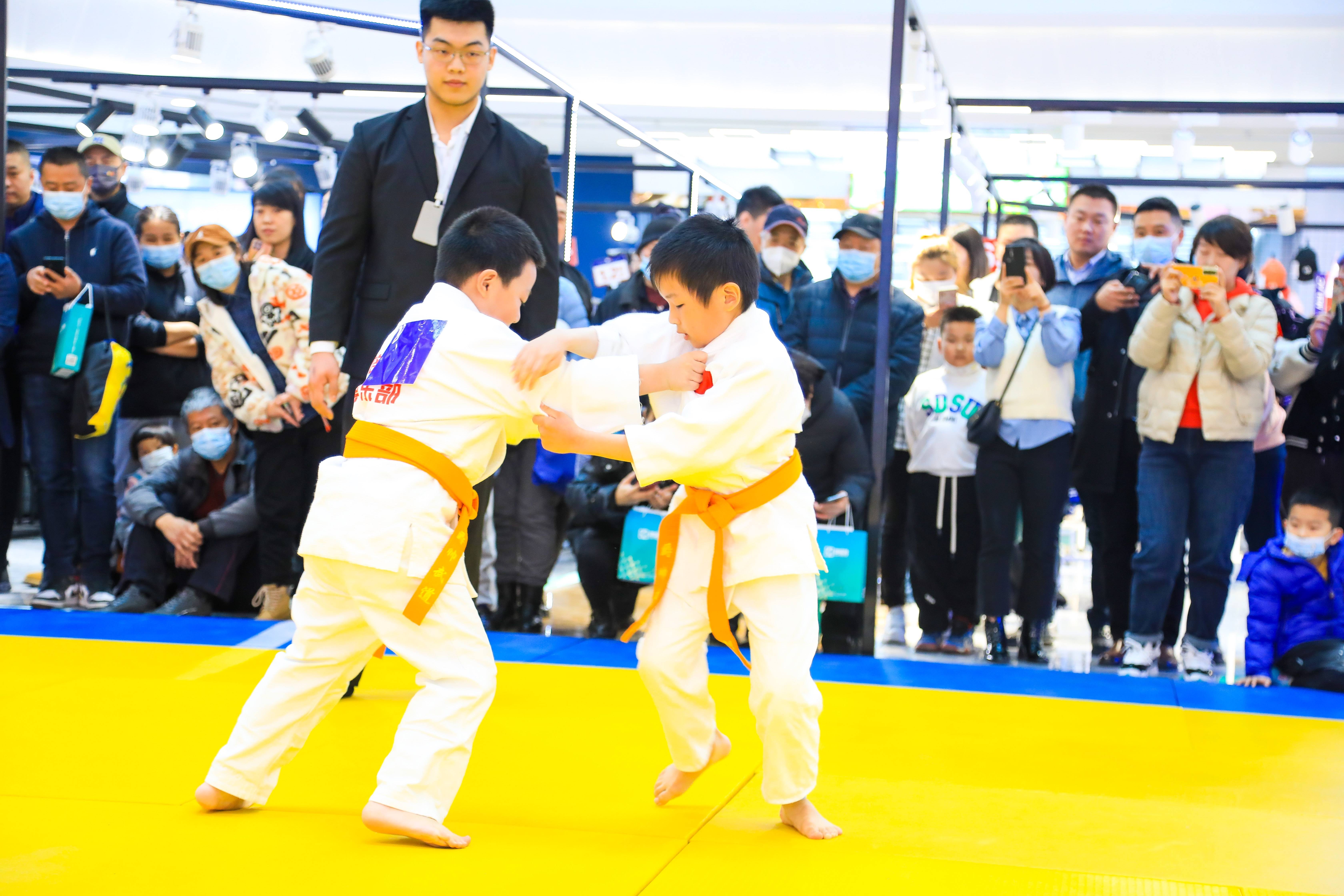 华体会app-关于加拿大选手在柔道比赛中大放异彩，取得胜利的信息  第1张