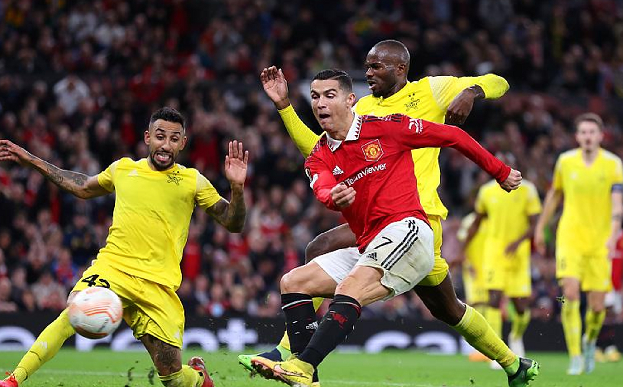 华体会官网-英格兰后卫肖接连解围阻止对手连续破门的简单介绍  第1张