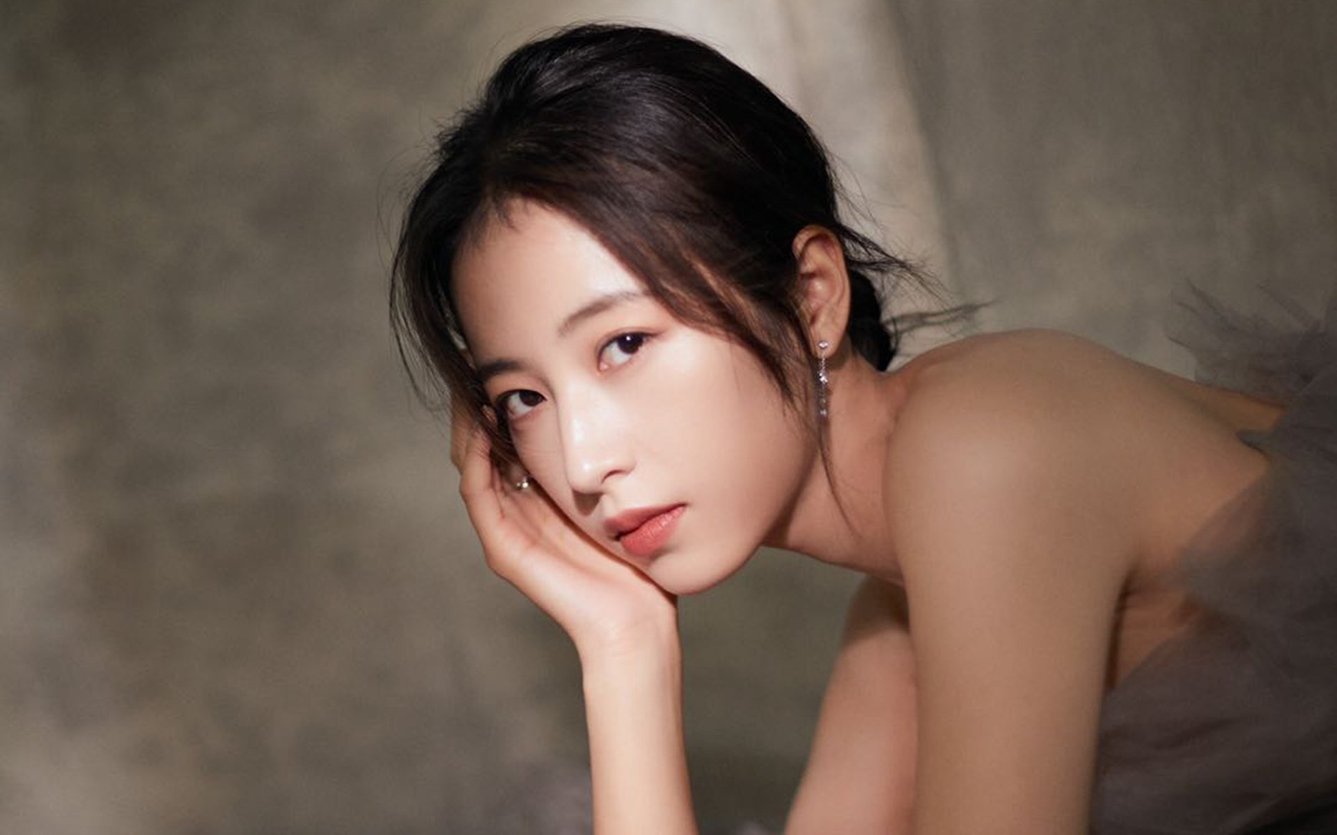 华体会官网-当伯纳乌升起紫金之月，一场浓眉式的国家德比征服  第2张